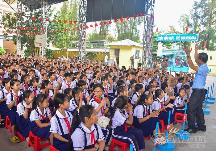 Thầy và trò hoà nhịp, tạo không khí sôi động cho ngày hội vui tết Chôl Chnăm Thmây.