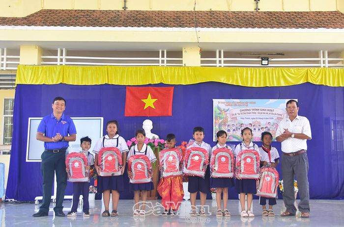 Đại diện Đoàn phường Hiệp Thành và Ban đại diện cha mẹ học sinh Trường Tiểu học Lê Lợi trao quà mừng tết Chôl Chnăm Thmây cho học sinh có hoàn cảnh khó khăn.