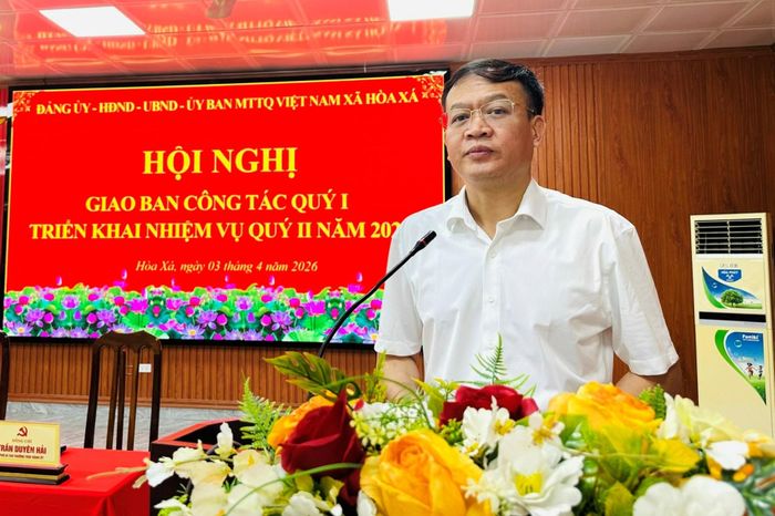 Phó Bí thư Thường trực Đảng ủy xã Trần Duyên Hải báo cáo kết quả xây dựng Đảng, xây dựng hệ thống chính trị quý I; phương hướng nhiệm vụ trọng tâm quý II-2026. Ảnh: Thanh Hằng