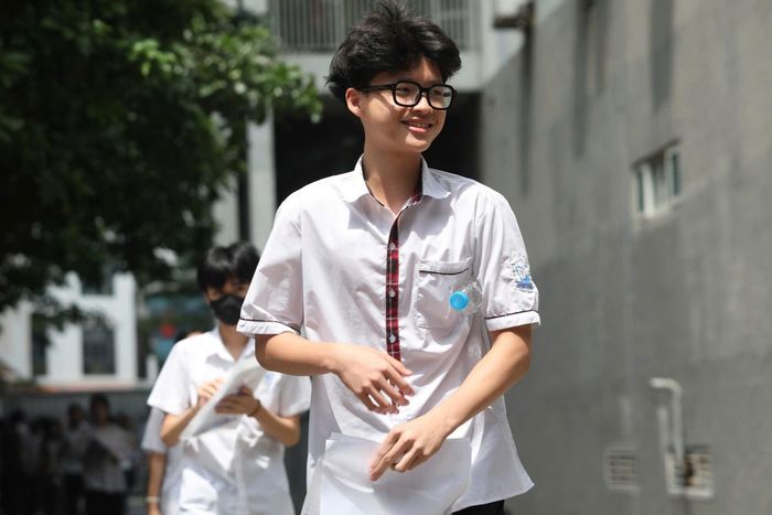  Thí sinh thực hiện quy trình đăng ký qua hệ thống trực tuyến. Ảnh: Đinh Hà.