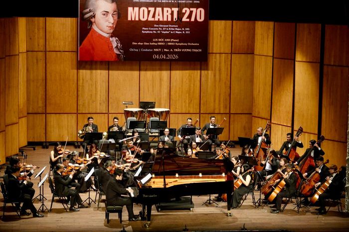  "Đêm nhạc Wolfgang Amadeus Mozart 270" trình diễn những bản nhạc bất hủ của thiên tài âm nhạc Mozart đã thu hút đông đảo khán giả thành phố và du khách nước ngoài đến thưởng thức. Ảnh: THÚY BÌNH 