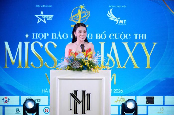 Thạc sĩ Đàm Hương Thủy - Trưởng ban tổ chức cuộc thi Miss Galaxy 2026 phát biểu tại họp báo. Ảnh: BTC