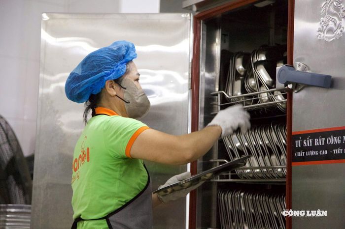 Dụng cụ ăn uống được sấy khô, đảm bảo vệ sinh an toàn thực phẩm.