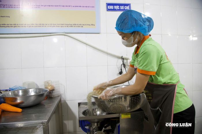 Nhân viên sơ chế phải tuân thủ quy định vệ sinh nghiêm ngặt: đeo găng tay, khẩu trang, mặc đồng phục bảo hộ.