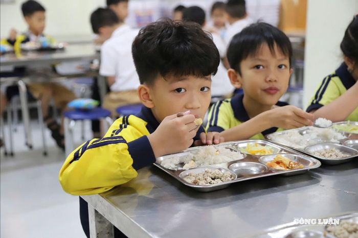 Không khí bữa ăn được tổ chức trật tự, bảo đảm vệ sinh và thuận tiện cho các em.
