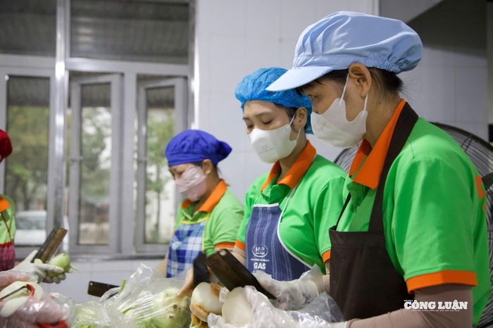 Rau củ được nhặt sạch và rửa nhiều lần dưới vòi nước sạch, có thể ngâm để loại bỏ bụi bẩn và tồn dư.