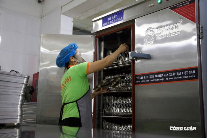 Dụng cụ ăn uống được sấy khô, đảm bảo vệ sinh an toàn thực phẩm.
