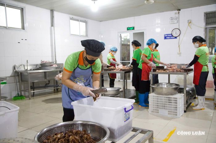 Khi đến giờ chế biến, nguyên liệu được đưa vào khu sơ chế theo nguyên tắc một chiều – tức là đi từ “bẩn” đến “sạch”, không quay ngược lại.