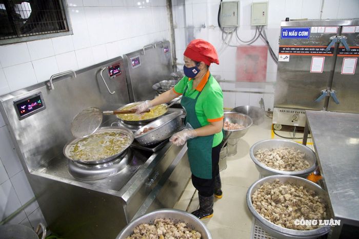 Sau sơ chế, nguyên liệu được chuyển sang khu bếp. Các món ăn được chế biến theo thực đơn đã được xây dựng sẵn, bảo đảm cân đối giữa các nhóm chất dinh dưỡng.