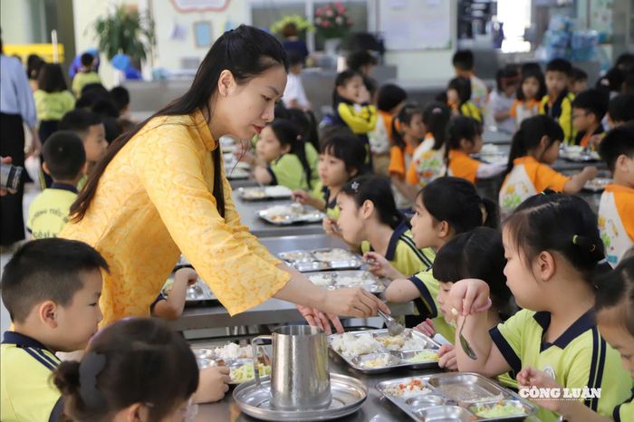 Sau khi hoàn thiện, các suất ăn được vận chuyển đến từng lớp học và nhà ăn cho học sinh.