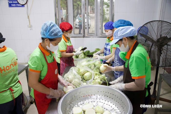 Mọi thao tác đều được giám sát nhằm bảo đảm thực phẩm sạch trước khi đưa vào bếp.