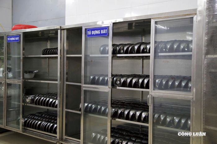 Dụng cụ ăn uống được sấy khô, đảm bảo vệ sinh an toàn thực phẩm.