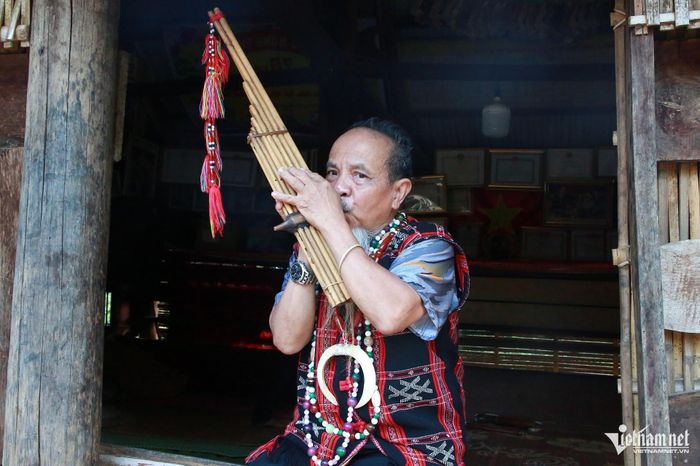Với máu nghệ sĩ chảy trong huyết quản, "đụng" tới mảng nào của văn hóa Cơ Tu, già Nhím cũng am tường.