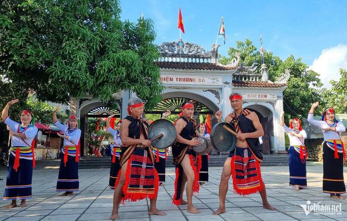 Điệu múa cà đáo hòa cùng nhịp chiêng ba, tạo nên nét đặc sắc trong đời sống văn hóa của người Cor.
