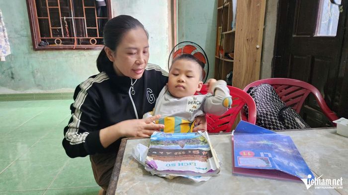 ... vừa chăm cháu mắc chứng tự kỷ nặng rất khó khăn và vất vả. Ảnh: Hương Lài