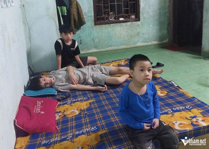 Cuộc sống thiếu thốn của ba anh em trong căn phòng nhỏ. Ảnh: Hương Lài