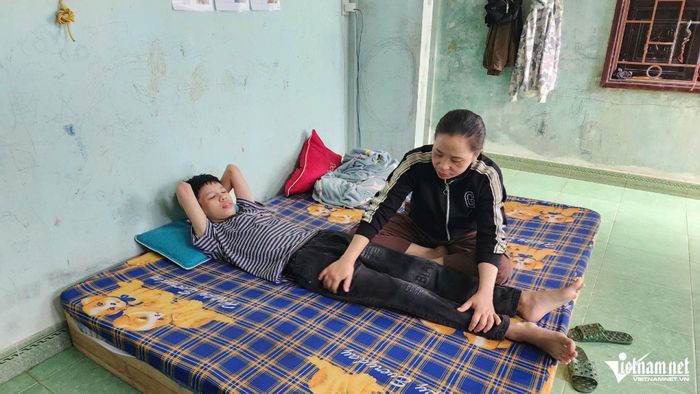 Một mình chị Hà vừa chăm con trai lớn mắc bại não... Ảnh: Hương Lài