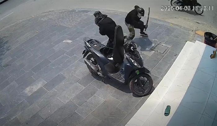 Người phụ nữ bị hành hung giữa ban ngày ở Nghệ An. Ảnh: Cắt từ clip