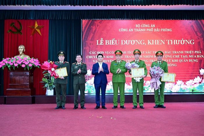 Ông Lê Ngọc Châu, Chủ tịch UBND TP Hải Phòng và các lãnh đạo Công an thành phố khen thưởng Phòng Cảnh sát Hình sự và các đơn vị tham gia chuyên án