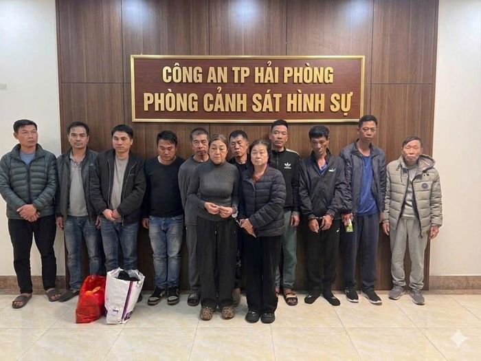 Cơ quan CSĐT Công an TP Hải Phòng đã khởi tố vụ án hình sự, khởi tố 12 bị can về hành vi chế tạo, mua bán, tàng trữ, vận chuyển, sử dụng trái phép vũ khí quân dụng