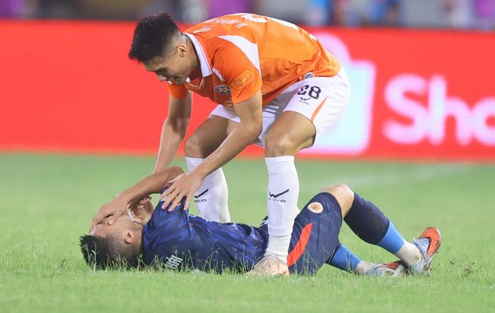 Quang Hải ôm mặt đau đớn.