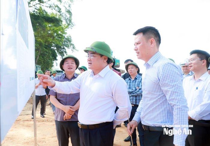 Phó Chủ tịch UBND tỉnh Phùng Thành Vinh kiểm tra tiến độ xây dựng cầu Đức Sơn nối xã Vĩnh Tường và Anh Sơn qua sông Lam. Ảnh: Thành Duy