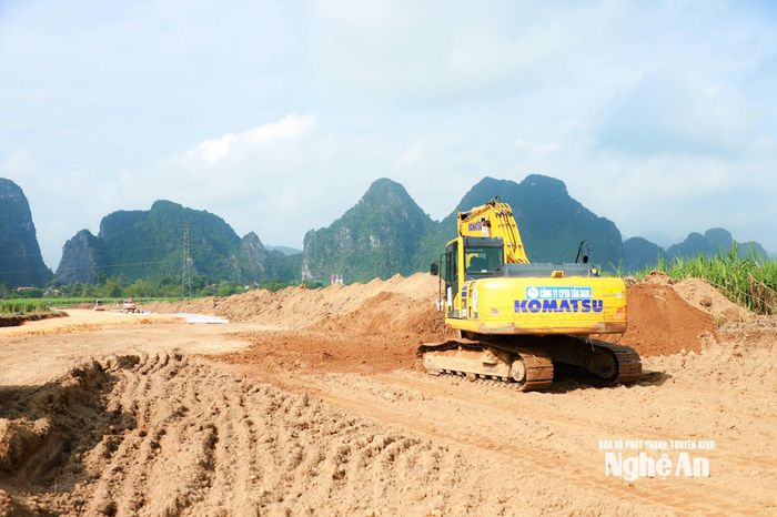 Thi công đường dẫn vào cầu Đức Sơn phía địa giới xã Vĩnh Tường. Ảnh: Thành Duy