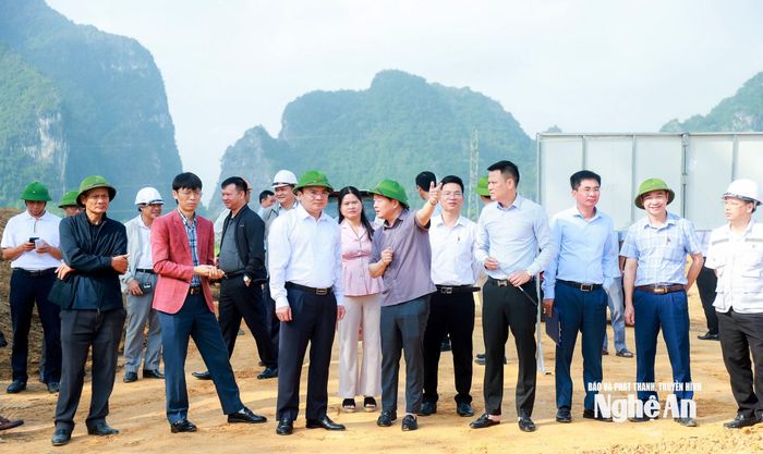 Lãnh đạo Sở Xây dựng báo cáo về tiến độ cầu Đức Sơn. Ảnh: Thành Duy