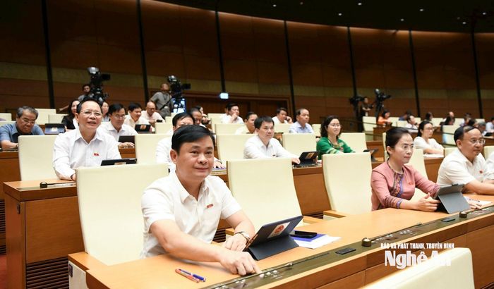 Sáng 26/6/2024, tại Kỳ họp thứ 7, Quốc hội khóa XV tiến hành biểu quyết thông qua Nghị quyết về thí điểm bổ sung một số cơ chế, chính sách đặc thù phát triển tỉnh Nghệ An. Ảnh: Nam An