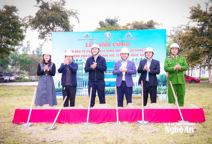 Các đại biểu thực hiện Lễ khởi công Dự án cải tạo, xây dựng mới một số hạng mục Bệnh viện Đa khoa khu vực Tây Nam ngày 24/1/2026. Ảnh: Thành Chung