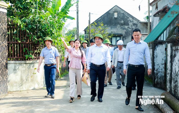 Phó Chủ tịch UBND tỉnh Phùng Thành Vinh đến thị sát tại xóm Hoa Sơn 1, xã Vĩnh Tường về công tác đền bù, giải phóng mặt bằng phục vụ đường dẫn công trình cầu Đức Sơn. Ảnh: Thành Duy
