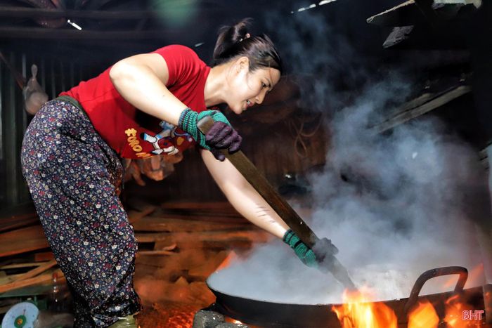 Để đảm bảo chất lượng, hến phải được đun đủ lửa, sôi và trào bọt khoảng 3 lần. Những ngày nắng nóng, đứng bếp luộc hến càng thêm vất vả, nhất là vào buổi chiều tối khi nhiều mẻ hến được nấu liên tục.
