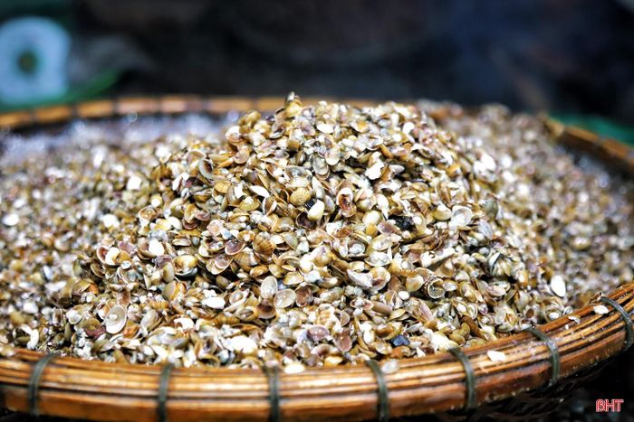 Hến và dắt sau khi luộc sẽ "há miệng", tách vỏ. Phần ruột có màu trắng ngà, mềm và dậy mùi đặc trưng.