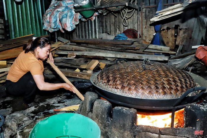  Sau đó, hến được đưa lên bếp đun sôi để tách vỏ, lấy ruột. Tại khu vực ven sông ở thôn Bến Hến hiện có hàng chục lán được dựng kiên cố, diện tích khoảng 3 – 5 m2/lán, bố trí sẵn bếp phục vụ việc luộc hến. 