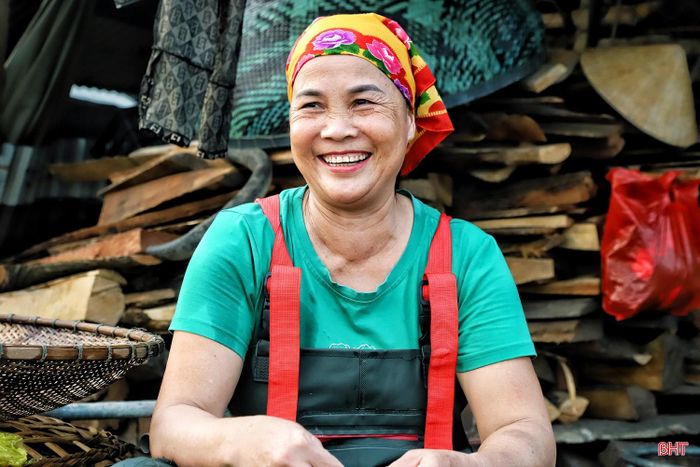  Bà Lê Thị Tiến (thôn Bến Hến, xã Đức Minh) chia sẻ: “Mùa hến năm nay nguồn ít hơn mọi năm, nhưng giá bán cao hơn nên chị em tôi cũng có thêm động lực làm. Chúng tôi vẫn cố gắng duy trì nghề truyền thống, vừa có thêm thu nhập cho gia đình". 