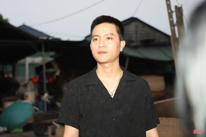  Anh Đoàn Thanh Tuân (thương lái thu mua hến tại xã Đức Minh) chia sẻ: "Trung bình mỗi ngày, tôi thu mua khoảng 3 – 4 tạ hến tại khu vực khai thác. Hến và dắt đều được kiểm tra chất lượng trực tiếp, đảm bảo các điều kiện an toàn, vệ sinh trước khi đưa ra thị trường. Hiện nay, sản phẩm không chỉ tiêu thụ tốt trong tỉnh mà còn được ưa chuộng tại Nghệ An, Thanh Hóa và một số địa phương khác. Chúng tôi sẽ tiếp tục thu mua với giá ổn định, tạo đầu ra thuận lợi để bà con yên tâm sản xuất". 