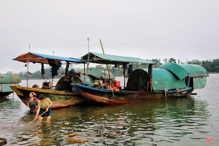  Từ khoảng 16 - 17 giờ mỗi ngày, không khí lao động bên dòng sông La bắt đầu nhộn nhịp. Những con thuyền lần lượt cập bến, chở theo hến và dắt được khai thác từ khu vực hạ lưu sông La, sông Ngàn Sâu; thậm chí ở khu vực Bến Thủy (giáp tỉnh Nghệ An). Sau khi sản vật về bờ, người dân nhanh chóng bước vào các công đoạn phân loại, sơ chế... 