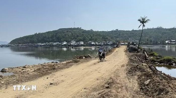 Công trình đê ngăn mặn Ngự Hàm Thủy (xã Tuy An Đông) vẫn còn dang dở. (Ảnh: Tường Quân/TTXVN)