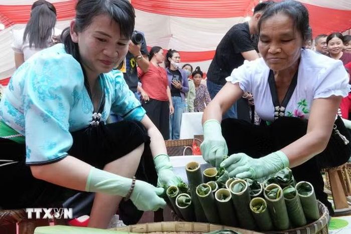 Thi nấu cơm lam. (Ảnh: Nguyễn Oanh/TTXVN)
