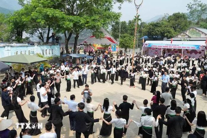 Mọi người cùng tham gia vòng xòe kết đoàn. (Ảnh: Nguyễn Oanh/TTXVN)