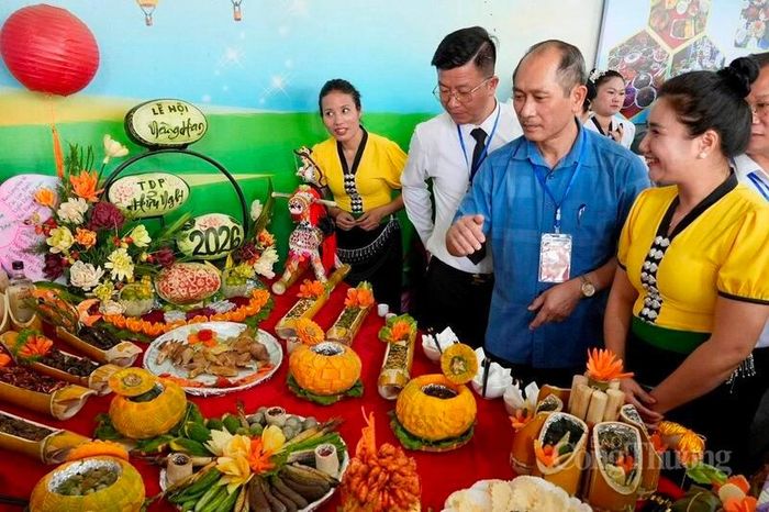Văn hóa ẩm thực của đồng bào Thái tại lễ hội thu hút đông đảo du khách. 