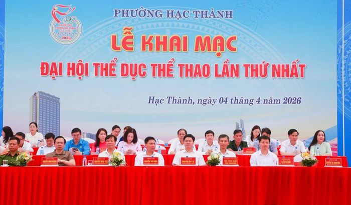 Các đại biểu dự lễ khai mạc.