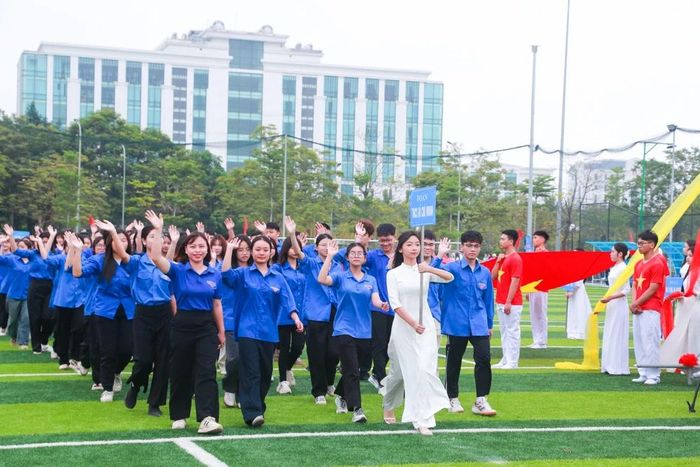 Các lực lượng diễu hành qua lễ đài.
