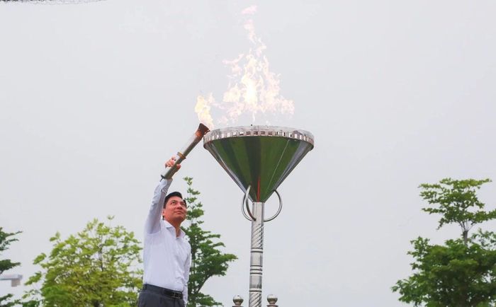 Đồng chí Nguyễn Văn Biện, Tỉnh ủy viên, Bí thư Đảng ủy phường Hạc Thành thực hiện nghi thức thắp đuốc khai mạc Đại hội.