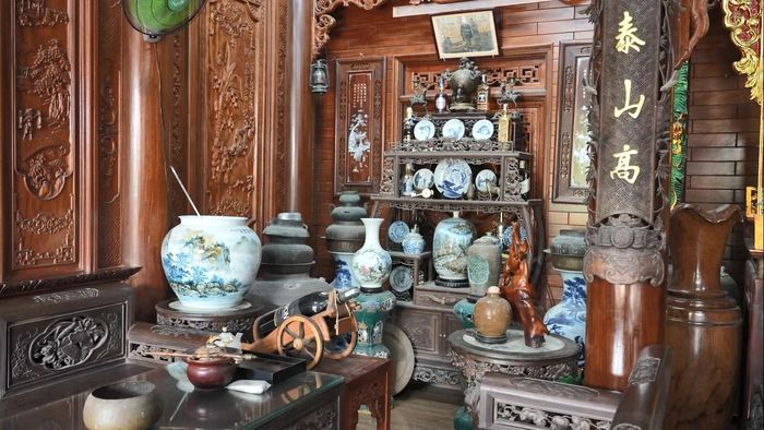 Ông Lê Xuân Năm hiện lưu giữ khoảng gần 1000 hiện vật cổ trong gia đình, chủ yêu là đồ gốm sứ như bát, đĩa,ấm..