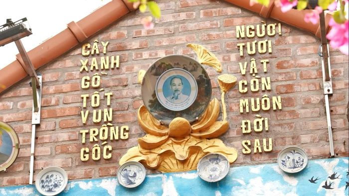 Ông Năm đã kì công tìm kiếm, sưu tập đủ những chiếc đĩa phù hợp để hoàn thiện tác phẩm đặc biệt này