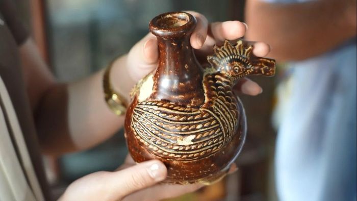 Chiếc ấm cổ hình con gà có từ thời nhà Mạc, niên đại khoảng 300-400 năm