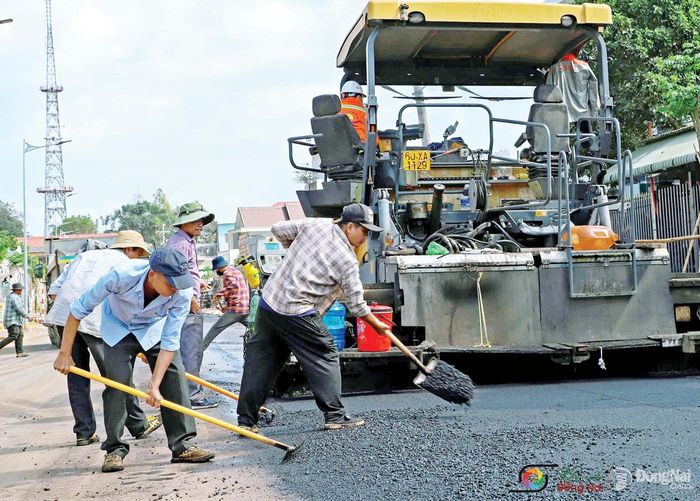 Trải nhựa đường tại xã Xuân Lộc. Ảnh: Phạm Thiên Long