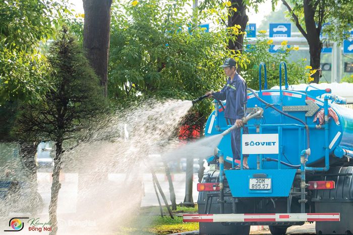 Tưới cây xanh ở phường Trấn Biên. Ảnh: Trịnh Lê Hoài