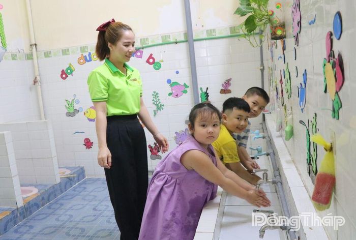 Giáo viên ở Trường Mầm non Anh Đào hướng dẫn các bé rửa tay sạch sẽ trước, sau khi ăn và sau khi đi vệ sinh để phòng, chống bệnh tay chân miệng. 